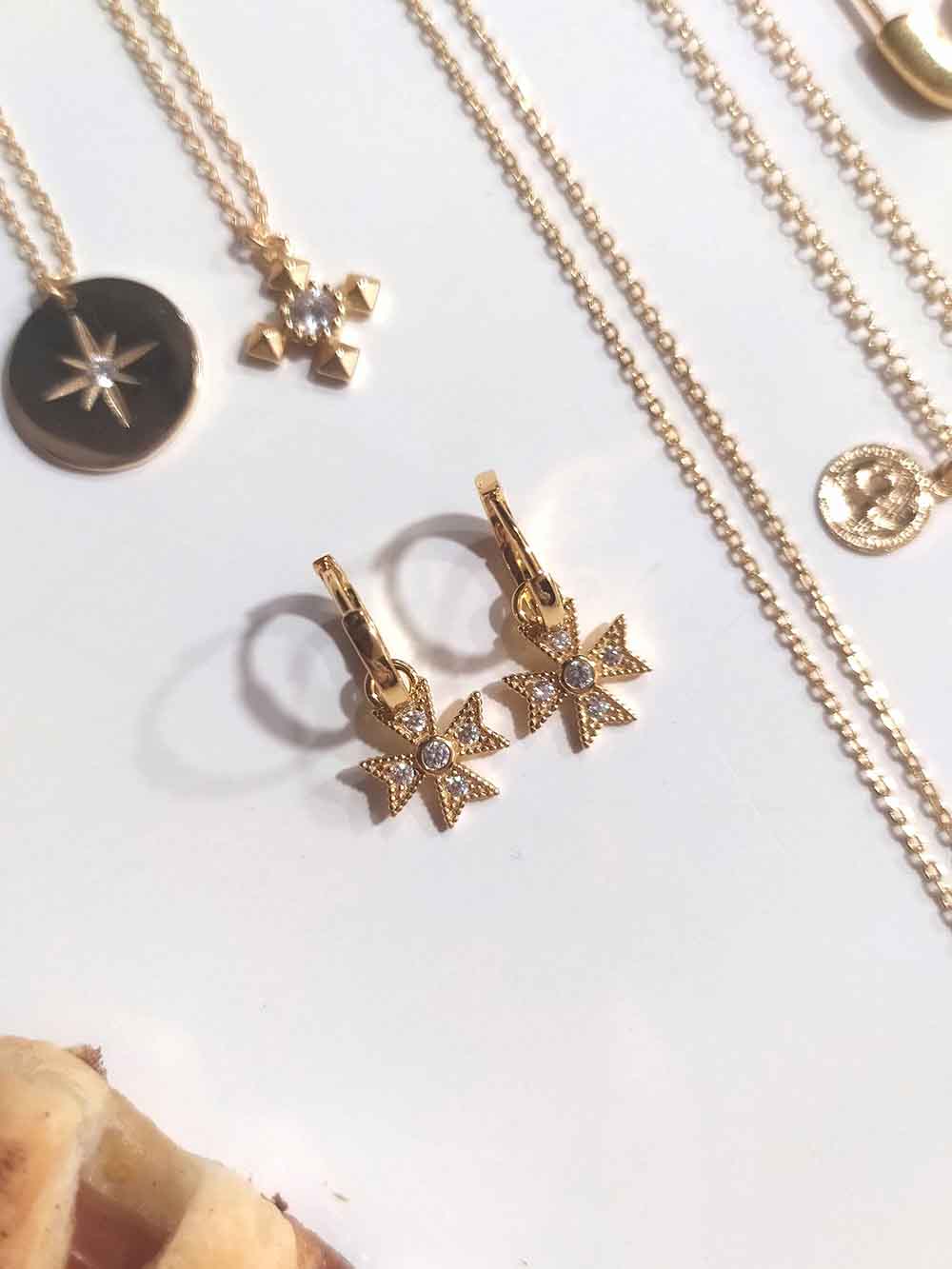 Pendientes cruces de plata con baño de oro. Joyas con circonitas blancas.